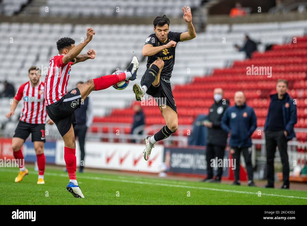 Scott Fraser défie le ballon lors du match de la Sky Bet League 1 entre Sunderland et MK Dons au stade de Light, Sunderland, le samedi 14th novembre 2020. (Photo de Trevor Wilkinson/MI News/NurPhoto) Banque D'Images