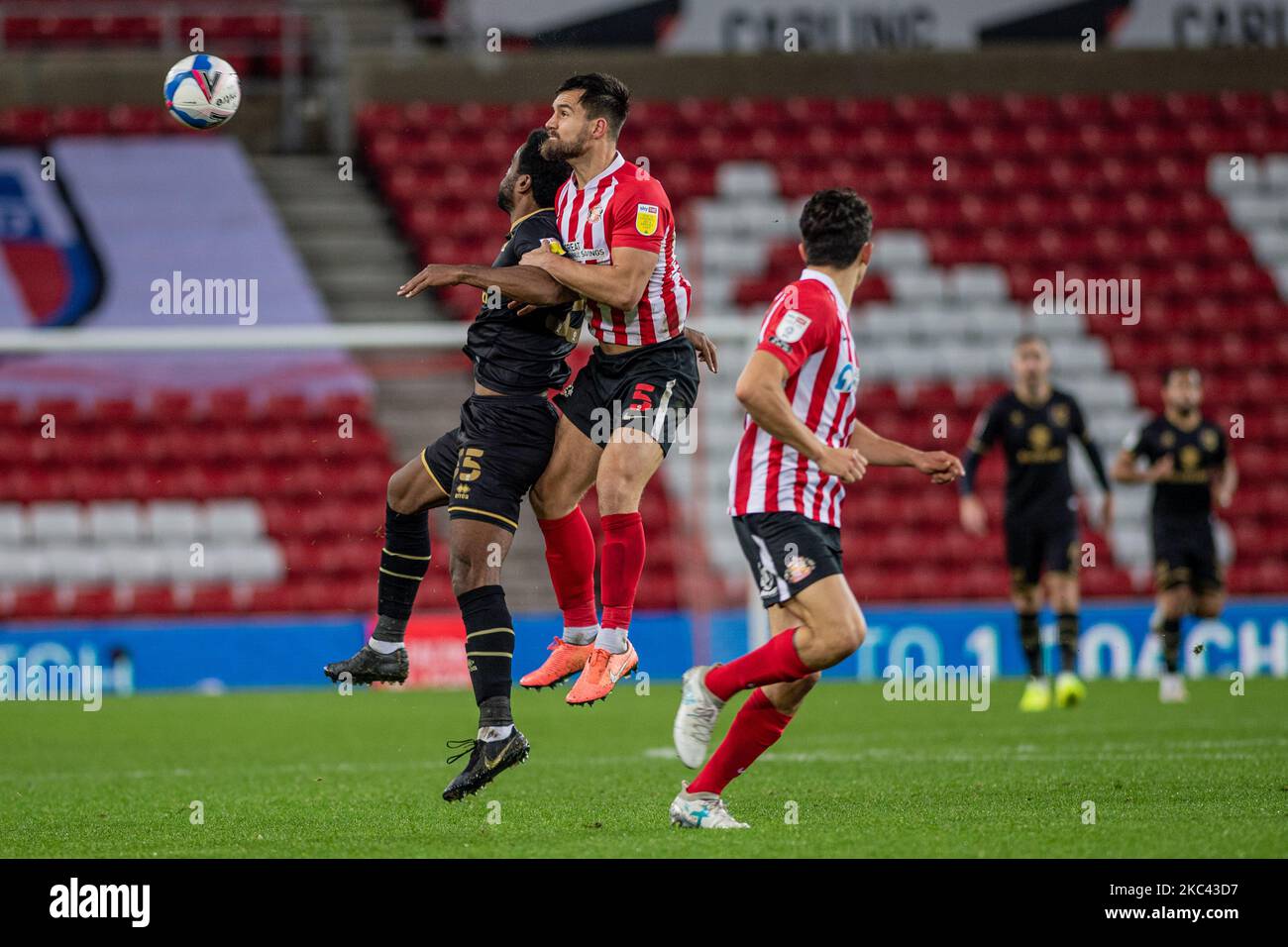 Bailey Wright bat Cameron Jerome au ballon lors du match de la Sky Bet League 1 entre Sunderland et MK Dons au stade de Light, Sunderland, le samedi 14th novembre 2020. (Photo de Trevor Wilkinson/MI News/NurPhoto) Banque D'Images