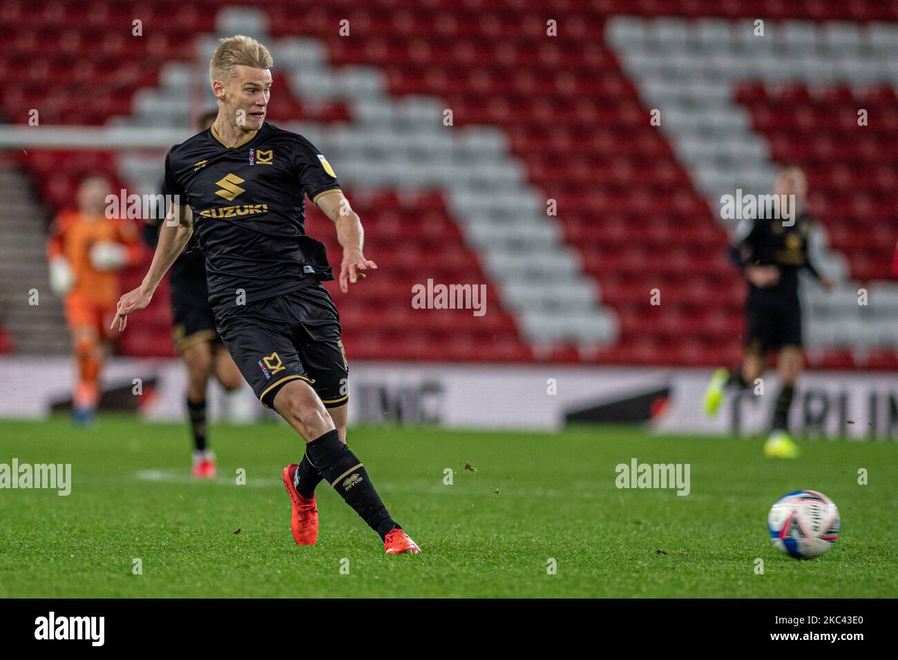 Lasse Sørensen gagne possession lors du match Sky Bet League 1 entre Sunderland et MK Dons au stade de Light, Sunderland, le samedi 14th novembre 2020. (Photo de Trevor Wilkinson/MI News/NurPhoto) Banque D'Images