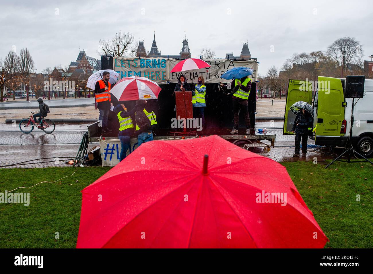 Une femme prononce un discours, lors de la "manifestation sous tente" contre le "Nouveau pacte sur les migrations et l'asile" présenté par la Commission européenne, qui a lieu à Amsterdam, sur 15 novembre 2020. (Photo par Romy Arroyo Fernandez/NurPhoto) Banque D'Images