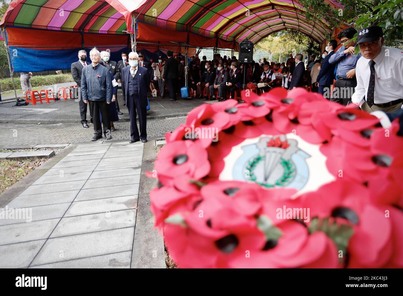 Environ 100 anciens combattants, parents de l'armée et représentants de pays étrangers à Taïwan ainsi que d'autres participants posent des couronnes et rendent hommage à la victime de la première Guerre mondiale et de la Seconde Guerre mondiale, lors d'un événement du jour du souvenir, au Mémorial POW de Taiwan et au Parc de la paix, À New Taipei, Taïwan, le 15 novembre 2020. (Photo de CEng Shou Yi/NurPhoto) Banque D'Images