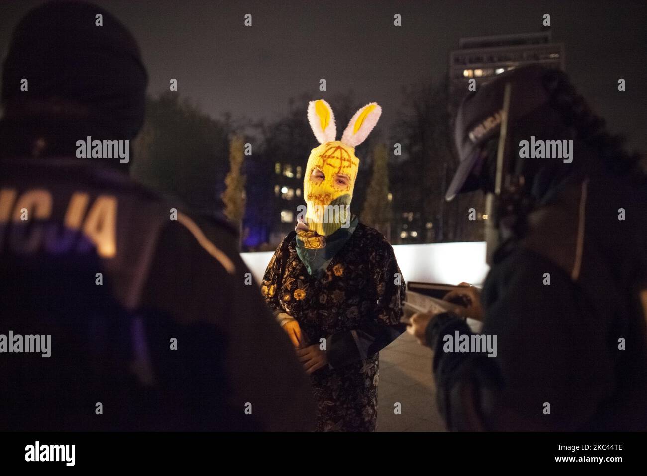 Des policiers ont mis en détention une femme masquée à Varsovie le 16 novembre 2020. (Photo de Maciej Luczniewski/NurPhoto) Banque D'Images