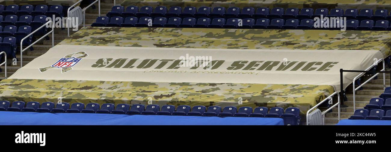 Des panneaux en l'honneur du personnel militaire sont affichés sur le coin salon de Ford Field lors de la première moitié d'un match de football de la NFL entre l'équipe de football de Washington et les Detroit Lions à Detroit, Michigan, États-Unis, dimanche, 15 novembre 2020. (Photo par Amy Lemus/NurPhoto) Banque D'Images Des panneaux en l'honneur du personnel militaire sont affichés sur le coin salon de Ford Field lors de la première moitié d'un match de football de la NFL entre l'équipe de football de Washington et les Detroit Lions à Detroit, Michigan, États-Unis, dimanche, 15 novembre 2020. (Photo par Amy Lemus/NurPhoto) Banque D'Images