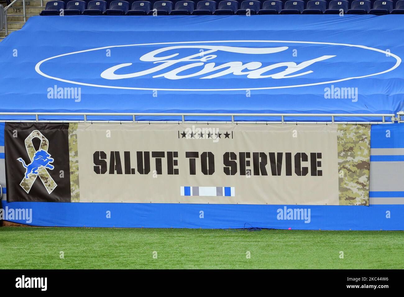 Des panneaux en l'honneur du personnel militaire sont affichés sur le banc de touche de Ford Field pendant la première moitié d'un match de football de la NFL entre l'équipe de football de Washington et les Detroit Lions à Detroit, Michigan, États-Unis, dimanche, 15 novembre 2020. (Photo par Amy Lemus/NurPhoto) Banque D'Images Des panneaux en l'honneur du personnel militaire sont affichés sur le banc de touche de Ford Field pendant la première moitié d'un match de football de la NFL entre l'équipe de football de Washington et les Detroit Lions à Detroit, Michigan, États-Unis, dimanche, 15 novembre 2020. (Photo par Amy Lemus/NurPhoto) Banque D'Images