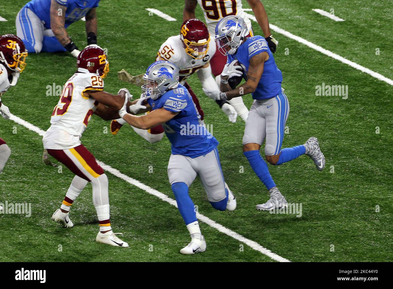 Le grand receveur Marvin Jones (11) des Detroit Lions porte le ballon comme extrémité serrée T.J. Hockenson (88) des Detroit Lions ouvre une voie à travers la défense de Washington pendant la première moitié d'un match de football de la NFL entre l'équipe de football de Washington et les Detroit Lions à Detroit, Michigan États-Unis, dimanche, 15 novembre 2020. (Photo par Amy Lemus/NurPhoto) Banque D'Images