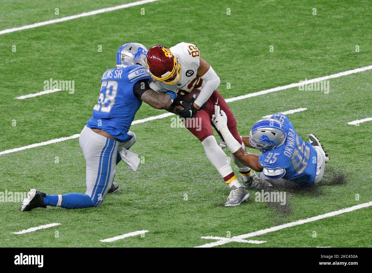 L'équipe de football de Washington Tight End Logan Thomas (82) est affrontée par l'extrémité défensive des Detroit Lions Romeo Okwara (95) lors de la première moitié d'un match de football de la NFL à Detroit, Michigan, États-Unis, dimanche, 15 novembre 2020. (Photo de Jorge Lemus/NurPhoto) Banque D'Images L'équipe de football de Washington Tight End Logan Thomas (82) est affrontée par l'extrémité défensive des Detroit Lions Romeo Okwara (95) lors de la première moitié d'un match de football de la NFL à Detroit, Michigan, États-Unis, dimanche, 15 novembre 2020. (Photo de Jorge Lemus/NurPhoto) Banque D'Images