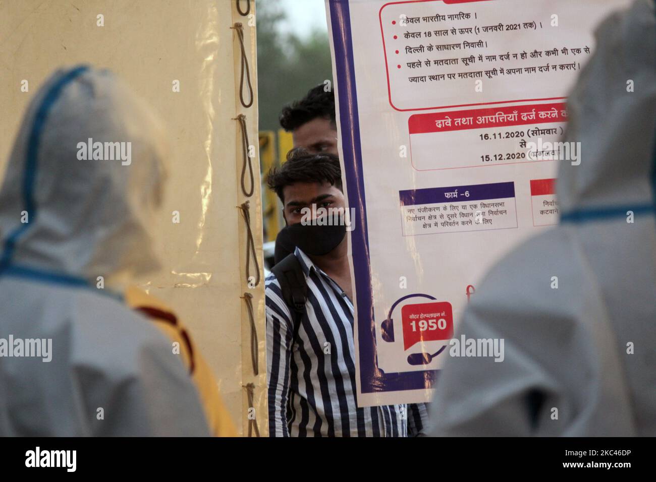 Un groupe de personnes avec un visage couvert attend son rapport COVID-19 au milieu de la propagation de la maladie du coronavirus, à Anand Vihar ISBT comme un grand nombre de personnes arrivent à bord des bus avant le festival 'Chhath Puja' , sur 17 novembre 2020 à New Delhi. L'Inde a enregistré un peu plus de 29 000 infections fraîches de Covid au cours des 24 dernières heures, le nombre quotidien le plus bas depuis 13 juillet. Le nombre total de cas en Inde est passé à 88,74,291. Avec 449 nouveaux décès, le nombre de morts est de 1,30,519. (Photo de Mayank Makhija/NurPhoto) Banque D'Images