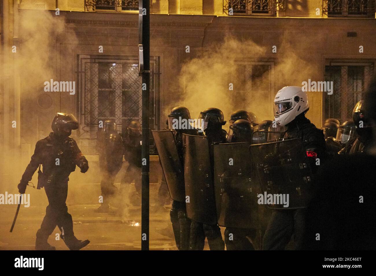 Les gens prennent part à une manifestation contre le projet de loi sur la sécurité mondiale du gouvernement français, qui a pris un tournant violent devant l'Assemblée nationale sur 17 novembre 2020 à Paris, en France. (Photo par Adnan Farzat/NurPhoto) Banque D'Images