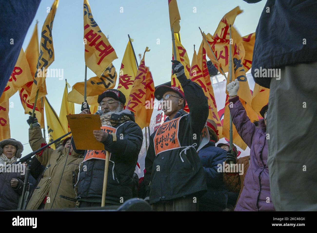 Les participants se rallient contre la nouvelle objection de construction de la base militaire américaine à la place de la gare de Pyeongtaek, en Corée du Sud, le 11 décembre 2005. Le camp Humphreys est une garnison de l'armée américaine située près des zones métropolitaines d'Anjeong-ri et de Pyeongtaek en Corée du Sud. Le camp Humphreys abrite l'aérodrome de l'armée Desiderio, l'aérodrome de l'armée américaine le plus achalandé d'Asie, avec une piste de 8 124 pieds. En plus de l'aérodrome, il y a plusieurs unités de soutien direct, de transport et de tactique de l'armée américaine, y compris la Brigade de l'aviation de combat, 2nd Division d'infanterie. La garnison a une zone Banque D'Images