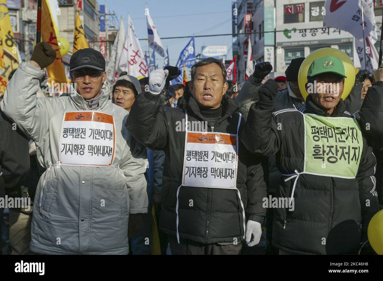 Les participants se rallient contre la nouvelle objection de construction de la base militaire américaine à la place de la gare de Pyeongtaek, en Corée du Sud, le 11 décembre 2005. Le camp Humphreys est une garnison de l'armée américaine située près des zones métropolitaines d'Anjeong-ri et de Pyeongtaek en Corée du Sud. Le camp Humphreys abrite l'aérodrome de l'armée Desiderio, l'aérodrome de l'armée américaine le plus achalandé d'Asie, avec une piste de 8 124 pieds. En plus de l'aérodrome, il y a plusieurs unités de soutien direct, de transport et de tactique de l'armée américaine, y compris la Brigade de l'aviation de combat, 2nd Division d'infanterie. La garnison a une zone Banque D'Images