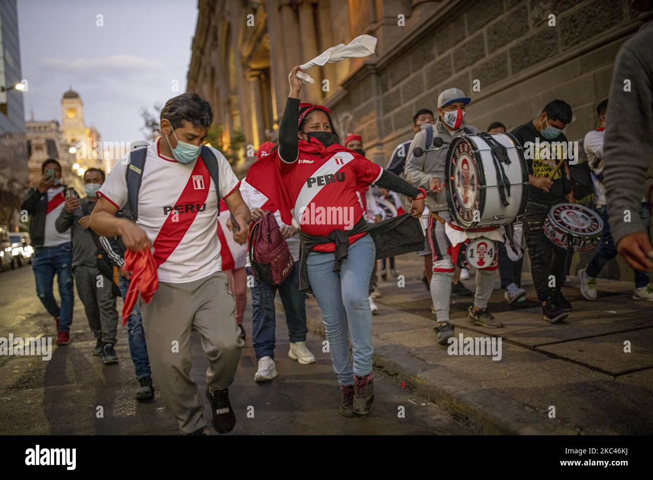 Les gens se rassemblent sur la Plaza de Armas, à Santiago du Chili, sur 17 novembre 2020 pour protester contre la crise politique et la violence au Pérou. (Photo de Felipe Vargas Figueroa/NurPhoto) Banque D'Images