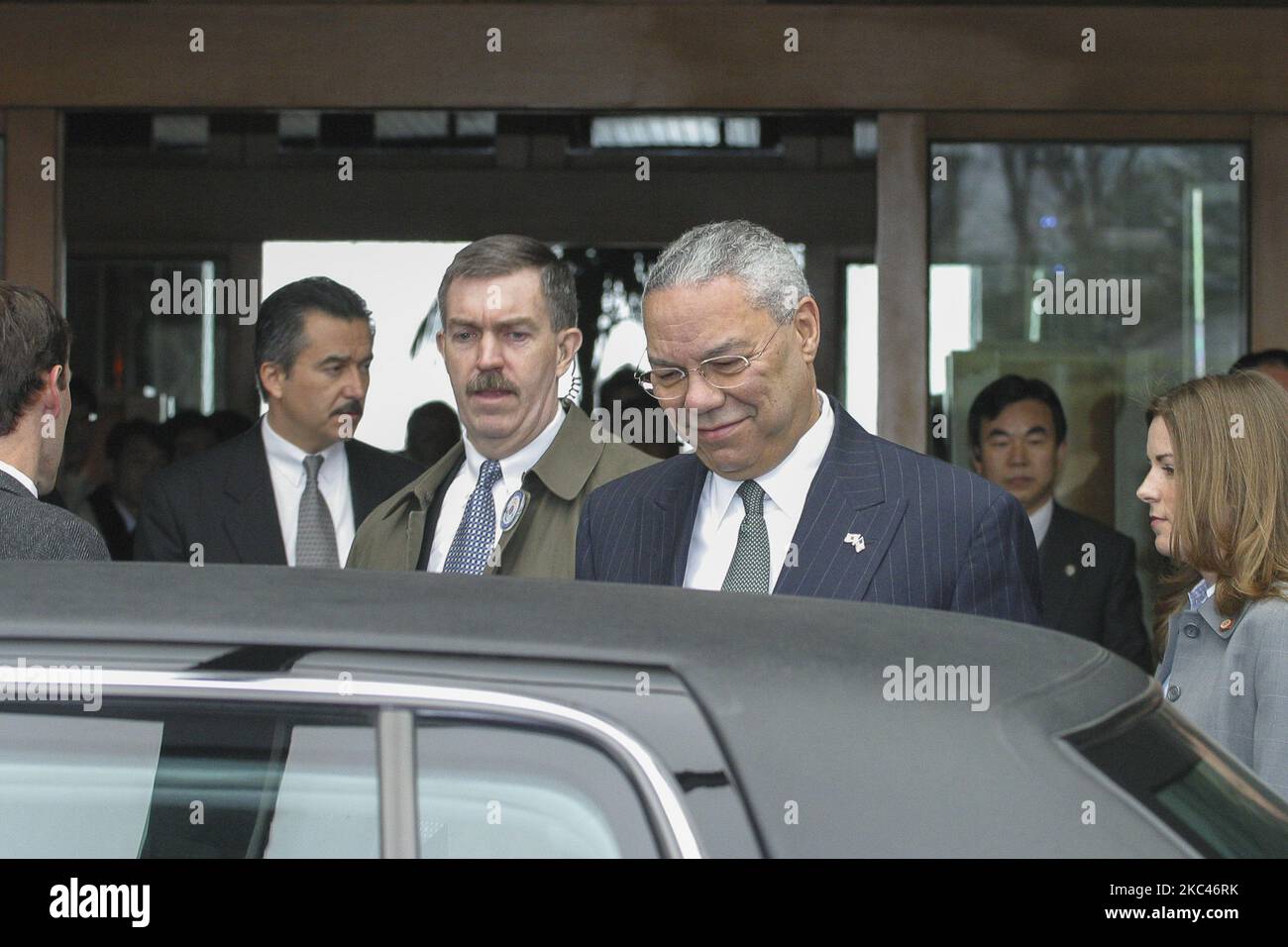 Colin Powell du secrétaire d'État des 65th États-Unis quittant résidence à l'hôtel de Séoul en Corée du Sud le 25 février 2003 . Colin Luther Powell est un général quatre étoiles à la retraite qui a été secrétaire d'État des États-Unis de 2001 à 2005 en 65th. Membre du Parti républicain, Powell fut le premier secrétaire d’État afro-américain. Jusqu’à l’élection de Barack Obama à la présidence en 2008, Powell et son successeur, Condoleezza Rice, étaient les Afro-Américains les plus haut placés de l’histoire de l’exécutif fédéral. Powell a été le conseiller à la sécurité nationale des États-Unis en 16th Banque D'Images