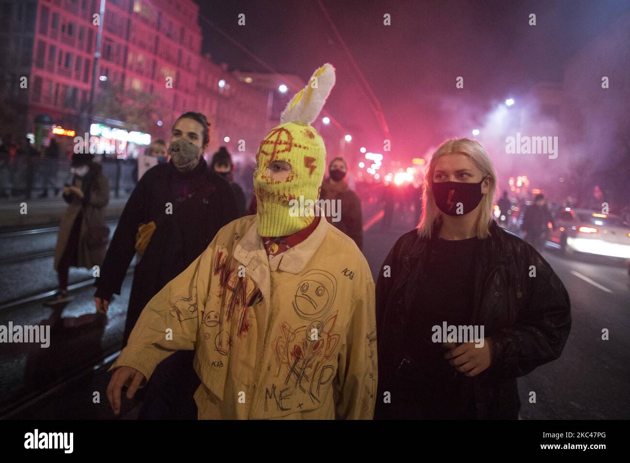 Une femme porte une balaclava anarchiste pendant le blocus du Parlement par une grève féministe des Womans à Varsovie sur 18 novembre 2020. (Photo de Maciej Luczniewski/NurPhoto) Banque D'Images