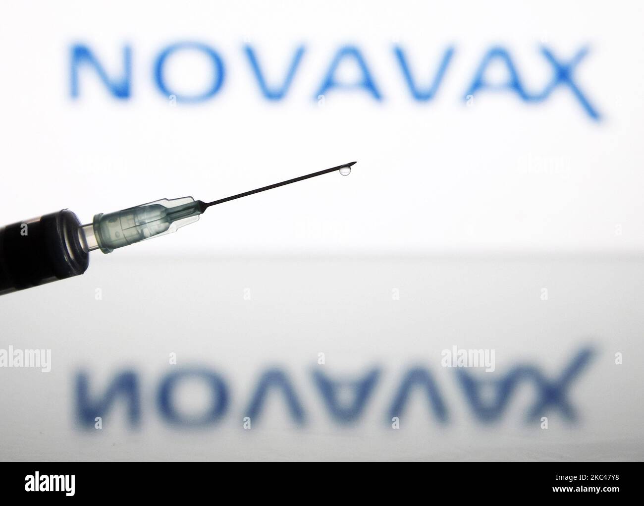 Une seringue médicale en face du logo de la société américaine de développement de vaccins Novavax est visible sur cette photo créative prise le 18 novembre 2020. La société américaine de biotechnologie Moderna a annoncé son vaccin expérimental Covid-19 avec une efficacité de 94,5 %, comme les médias l'ont signalé le 16 novembre 2020. (Photo par STR/NurPhoto) Banque D'Images