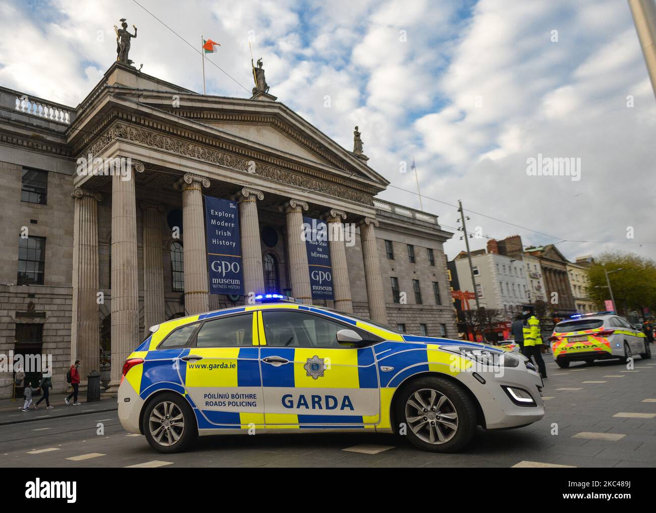 Le poste de contrôle de la Garde (police irlandaise) près du bureau de poste général sur O'Connell Street, dans le centre-ville de Dublin. L'opération Fanacht (issue de la "staying" irlandaise) a repris sur 22 octobre à travers l'Irlande après l'introduction de restrictions de verrouillage de niveau 5. Il s'agit de 132 points de contrôle montés par jour sur de nombreuses routes principales, parcs, lieux naturels et équipements publics, et des centaines de points de contrôle sur des routes secondaires et dans des villes et villages, ainsi que plus de 2 500 gardaí en service, l'accent étant mis principalement sur les points de contrôle et les patrouilles à haute visibilité. Jeudi, 19 novembre 2020, à Dublin, Irelan Banque D'Images