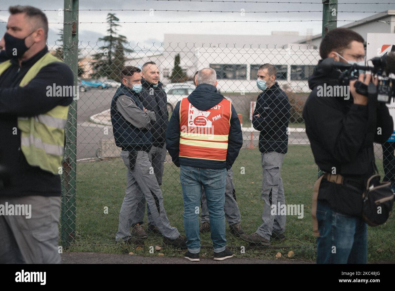 Les gens participent à une manifestation devant l'usine de pneus Bridgestone à Bethune, en France, le 19 septembre 2020 pour protester contre le Plan social. Ce jeudi, l'avocat Fiodor Rilov était présent devant l'usine de pneus Bridgestone de Bethune pour annoncer la première affaire judiciaire de la compagnie. Le 12 novembre, le ministre délégué à l'industrie a annoncé l'échec de la proposition du gouvernement et le licenciement de 863 travailleurs. (Photo de Nicolas Lee/NurPhoto) Banque D'Images