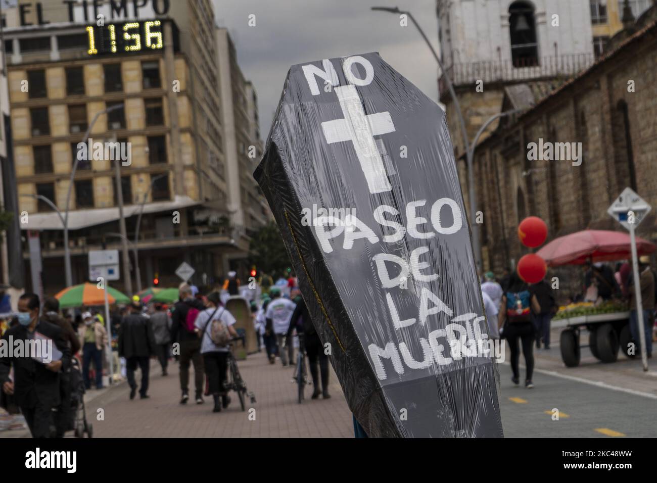 Des centristes ouvriers, des manifestants du secteur de la santé, des syndicats de la fecode et des étudiants ont protesté contre la politique économique et sociale du gouvernement d'Ivan Duque, à Bogota, en Colombie, sur 19 novembre 2020. (Photo de David Rodriguez/NurPhoto) Banque D'Images