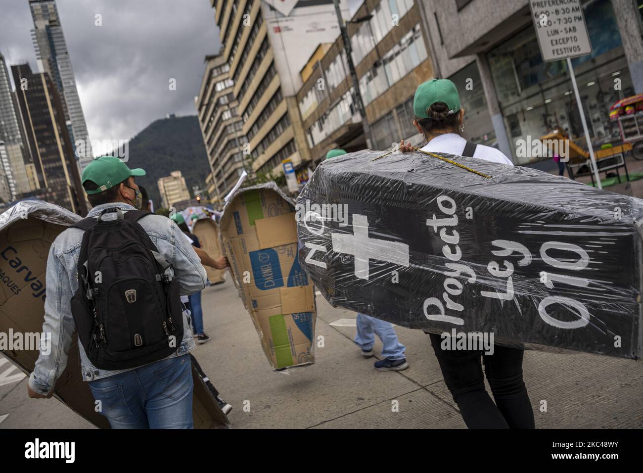 Des centristes ouvriers, des manifestants du secteur de la santé, des syndicats de la fecode et des étudiants ont protesté contre la politique économique et sociale du gouvernement d'Ivan Duque, à Bogota, en Colombie, sur 19 novembre 2020. (Photo de David Rodriguez/NurPhoto) Banque D'Images