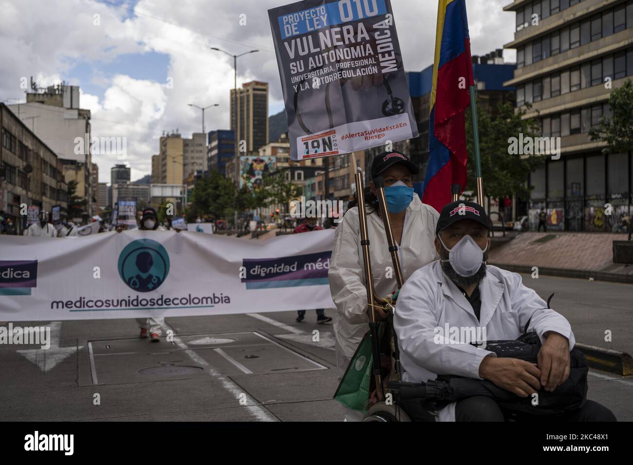 Des centristes ouvriers, des manifestants du secteur de la santé, des syndicats de la fecode et des étudiants ont protesté contre la politique économique et sociale du gouvernement d'Ivan Duque, à Bogota, en Colombie, sur 19 novembre 2020. (Photo de David Rodriguez/NurPhoto) Banque D'Images