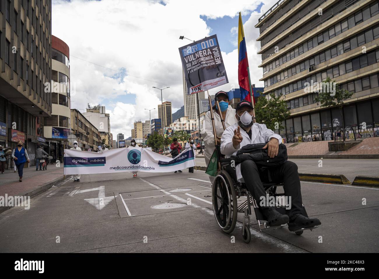 Des centristes ouvriers, des manifestants du secteur de la santé, des syndicats de la fecode et des étudiants ont protesté contre la politique économique et sociale du gouvernement d'Ivan Duque, à Bogota, en Colombie, sur 19 novembre 2020. (Photo de David Rodriguez/NurPhoto) Banque D'Images