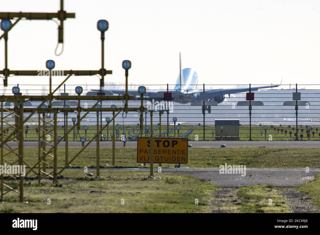 Vue arrière de divers avions atterrissant derrière les feux de piste de l'aéroport international ECAM-Schiphol AMS aux pays-Bas. Le trafic mondial de passagers a diminué pendant la période pandémique du coronavirus covid-19, l'industrie luttant pour survivre. Amsterdam, pays-Bas sur 18 novembre 2020 (photo de Nicolas Economou/NurPhoto) Banque D'Images