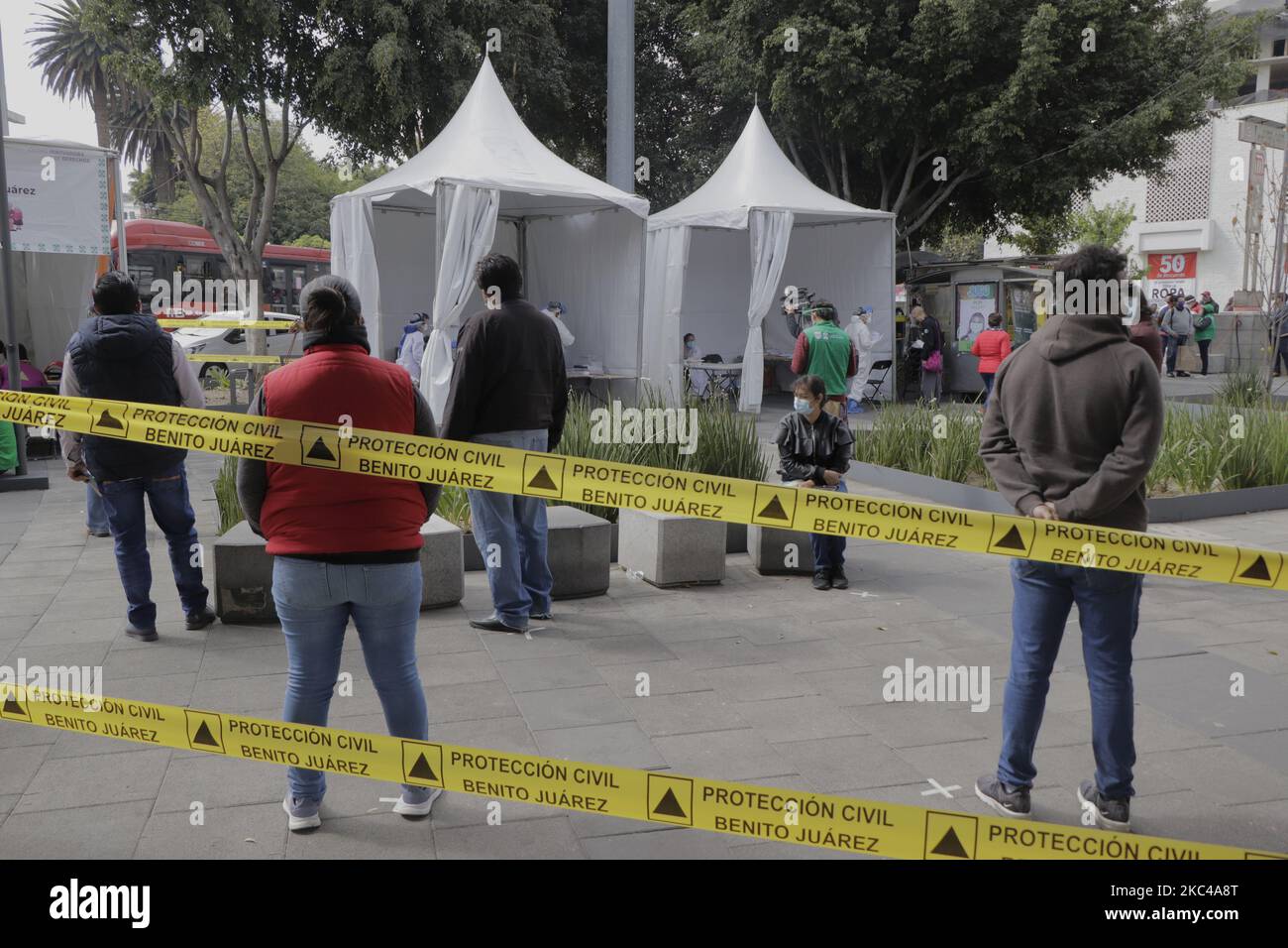 Le personnel médical attend pour tester les personnes pour les antigènes COVID-19 qui en font la demande au kiosque de macro santé situé à l'extérieur de la station de métro Ethiopie, ligne 3, Mexico City. Jusqu'à la nuit dernière, le ministère de la Santé du Mexique a enregistré un million 25 mille 969 cas confirmés accumulés par le COVID-19, 100 mille 823 décès et 770 mille 728 reprises estimées. (Photo de Gerardo Vieyra/NurPhoto) Banque D'Images