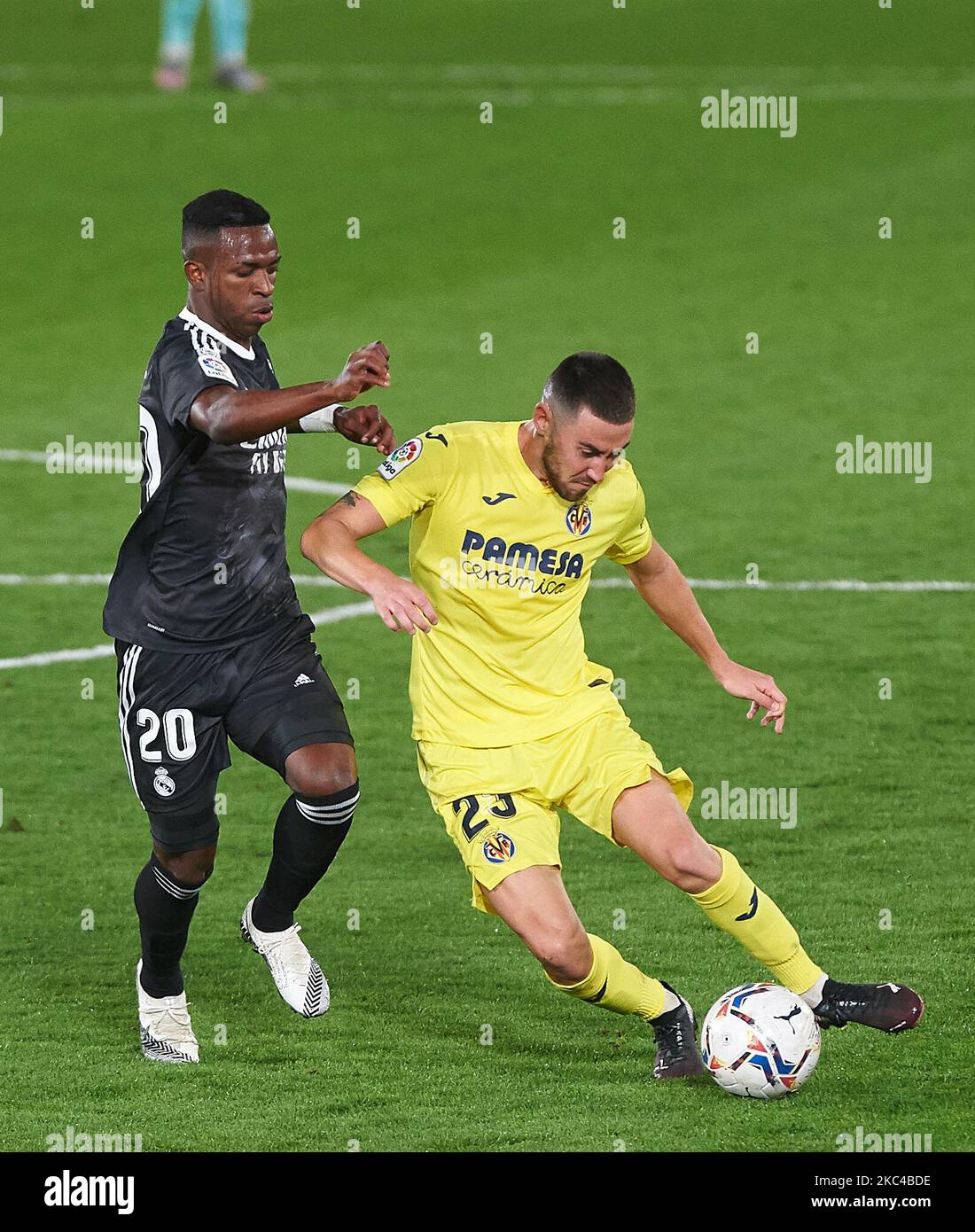 Moi Gomez de Villarreal CF et Vinicius Jr du Real Madrid pendant la Liga Santander Mach entre Villarreal et Real Madrid à l'Estadio de la Ceramic sur 21 novembre 2020 à Vila-Real, Espagne (photo de Maria José Segovia/NurPhoto) Banque D'Images