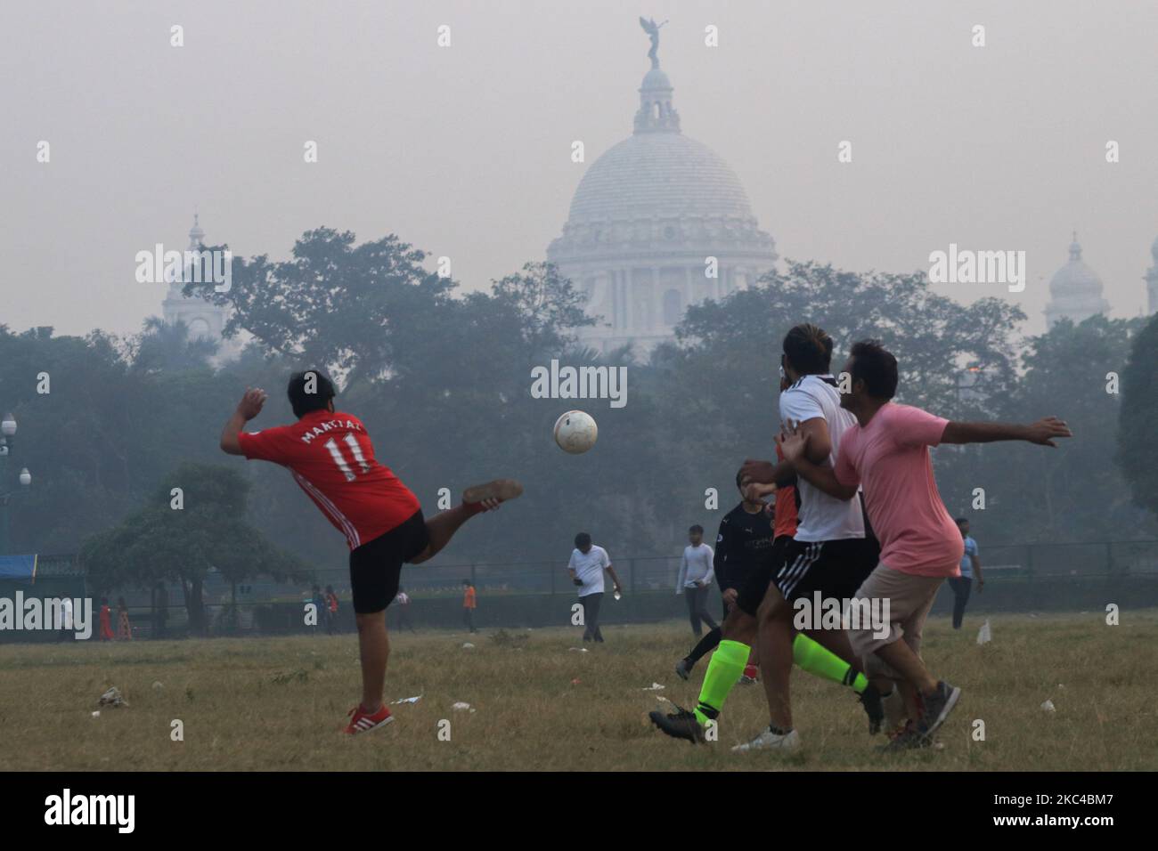 Les jeunes indiens jouent au football au Maidan dans un climat de faible visibilité due au smog