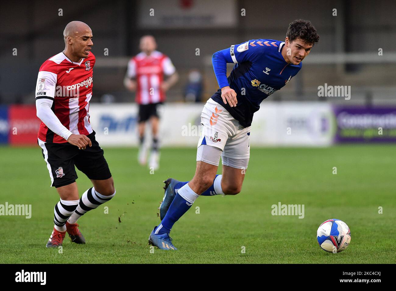 George Blackwood d'Oldham Athletic sous la pression de Jake Caprice lors du match Sky Bet League 2 entre Exeter City et Oldham Athletic au parc St James' Park, Exeter, le samedi 21st novembre 2020. (Photo d'Eddie Garvey/MI News/NurPhoto) Banque D'Images