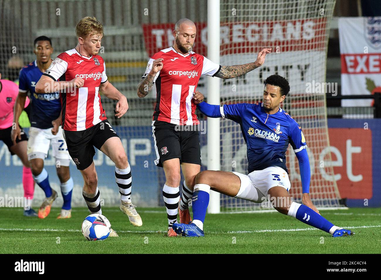 Les tulles Cameron Borthwick-Jackson d'Oldham Athletic avec Nicky Law lors du match Sky Bet League 2 entre Exeter City et Oldham Athletic au St James' Park, Exeter, le samedi 21st novembre 2020. (Photo d'Eddie Garvey/MI News/NurPhoto) Banque D'Images