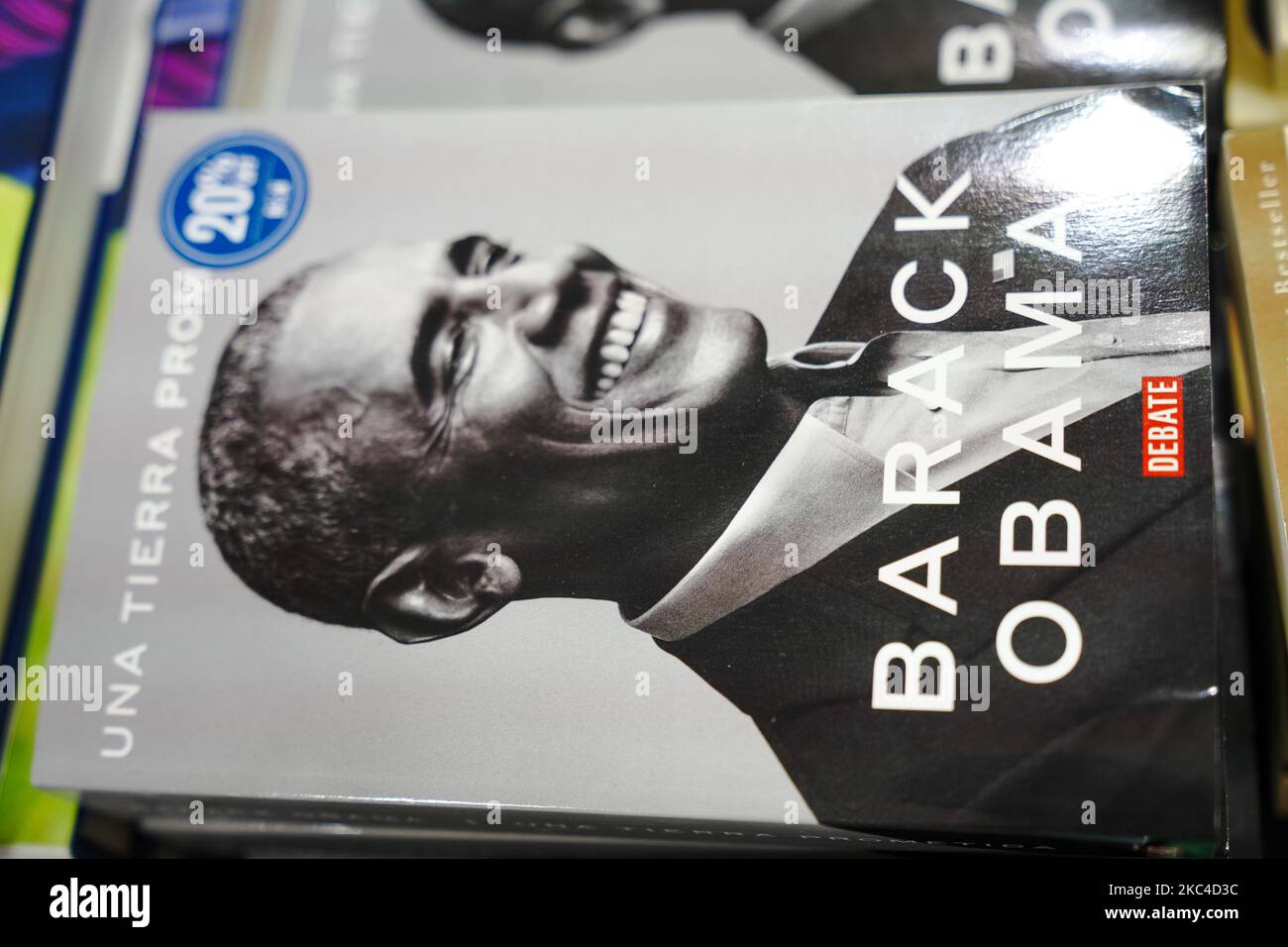 Le nouveau livre de l'ancien président américain Barack Obama, « A Promise Land », est vu dans une librairie de New York sur 21 novembre 2020. - L'ancien président américain Barack Obama écrit dans un nouveau mémoire qu'il est encore déchiré par ses choix du Printemps arabe, reconnaissant qu'il n'était pas cohérent dans lequel les dirigeants doivent se retirer du pouvoir. (Photo de John Nacion/NurPhoto) Banque D'Images