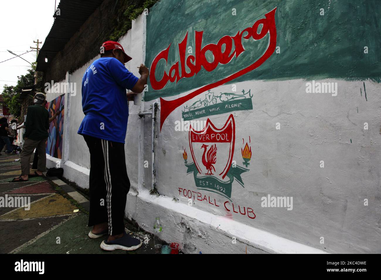 Un artiste indonésien local a dessiné des graffitis un logo Liverpool F.C. sur les murs des maisons pour que les résidents décorent et embellissent le village, le centre des artisans batik écrits dans le village de Batik, Cibuluh, ville de Bogor, West Java, Indonésie, Sur 22 novembre 2020. (Photo par Adriana Adie/NurPhoto) Banque D'Images