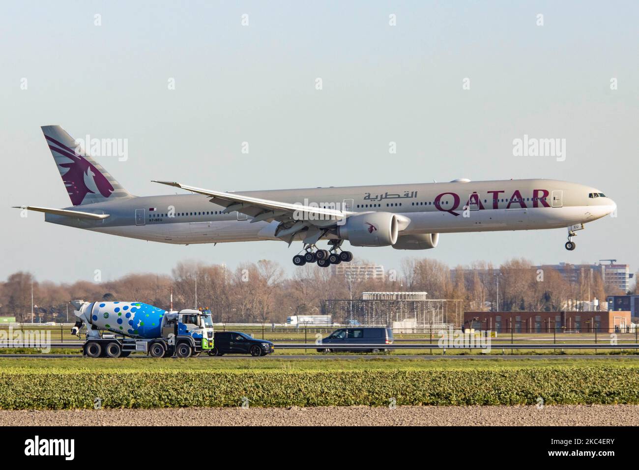 Qatar Airways Boeing 777300 comme vu en approche finale vol et atterrissage à côté de la route