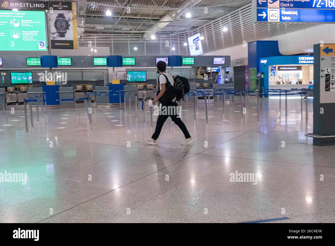 Passagers vus avec les masques obligatoires dans le hall principal des départs du terminal de l'aéroport international d'Athènes ATH LGAV en Grèce. De nombreux pays ont inclus la Grèce réintroduire des mesures de coronavirus comme le verrouillage, la quarantaine et les restrictions de voyage. Les passagers portant des masques et des gants, utilisant des désinfectants pour les mains comme mesure préventive contre la propagation de la pandémie COVID-19. La Grèce et l'Europe ont fermé les frontières des personnes en dehors de l'Europe et de la zone Schengen pendant longtemps, mais la Grèce a commencé à lever l'interdiction de circulation depuis juin 2020 pour stimuler l'indést de l'économie, des voyages et du tourisme Banque D'Images