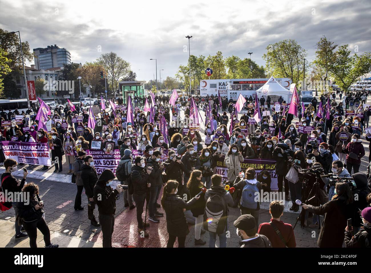 Dans le district de Kadikoy, à Istanbul, une action a été menée contre la violence à l'égard des femmes et pour mettre fin aux meurtres de femmes dans le cadre des mesures Covid-19. Les manifestants qui ont crié des slogans et ouvert des bannières ont exigé la mise en œuvre de la convention d'Istanbul à Istanbul, en Turquie, sur 22 novembre 2020. (Photo par Onur Dogman/NurPhoto) Banque D'Images