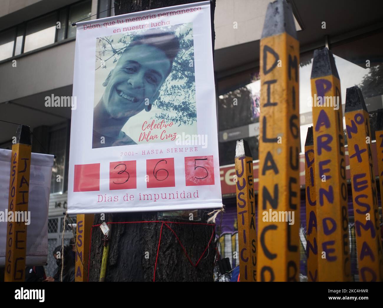 Les gens rendent hommage à Dilan Cruz, à l'occasion de l'anniversaire de 1 ans après avoir été assassiné par un agent de l'ESMAD, à Bogota, en Colombie, sur 23 novembre 2020. (Photo de Daniel Garzon Herazo/NurPhoto) Banque D'Images