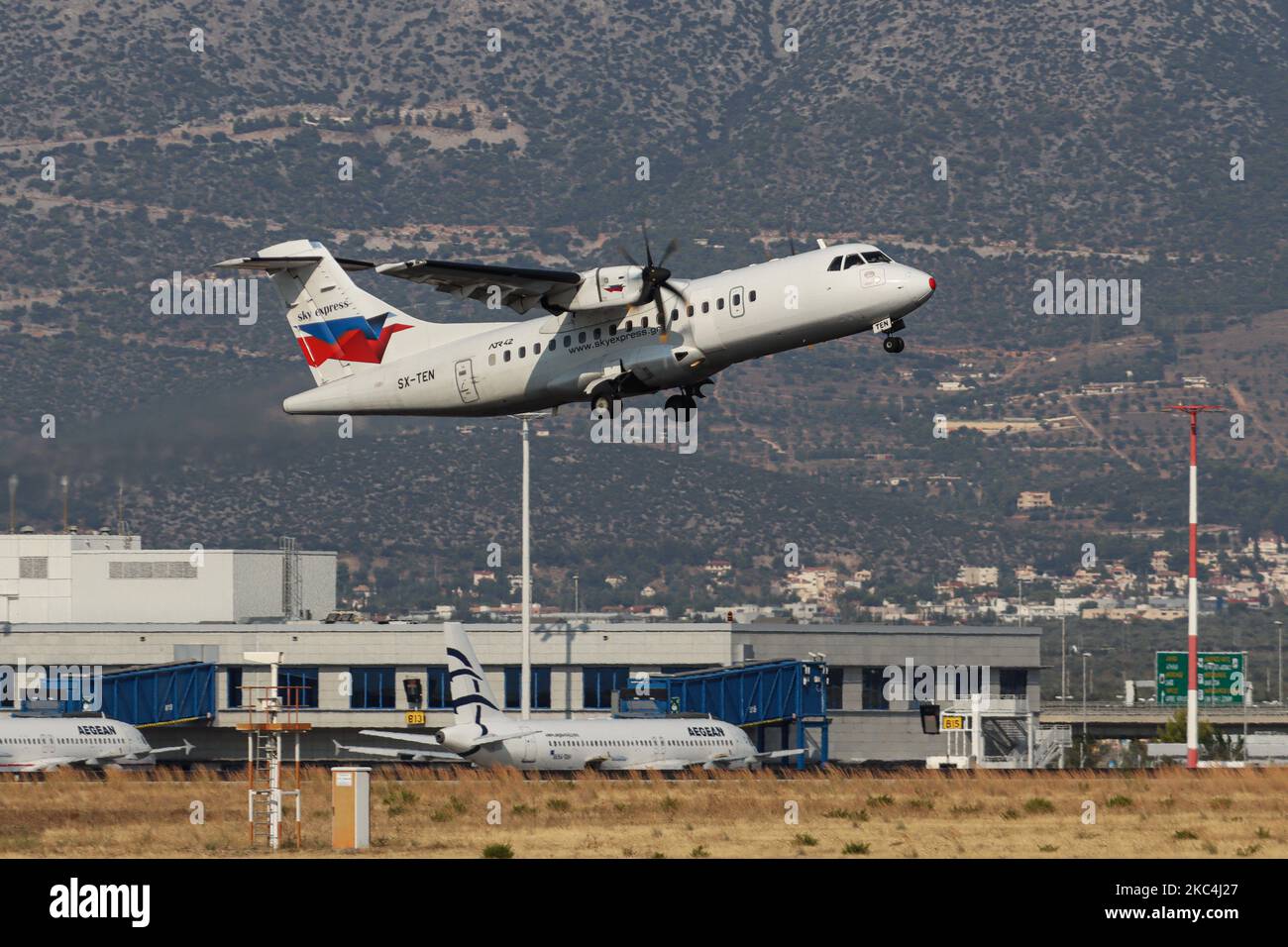 Un avion Sky Express ATR 42 comme vu décollage et vol de l'aéroport international d'Athènes ATH LGAV en Grèce. L'avion turbopropulseur au départ de la compagnie aérienne régionale SkyExpress a l'enregistrement SX-TEN. Sky Express GQ SEH AIR CRETE, l'exploitation aéronautique crétoise a des sièges à Athènes et des centres à Athènes, Héraklion Creta Island et Thessalonique. Le transporteur régional grec est la première compagnie aérienne à avoir commandé un Airbus A320neo pendant la pandémie de Covid-19, ciblant le marché intérieur et le tourisme. Le trafic mondial de passagers a diminué pendant l'ère de l'épidémie du coronavirus avec l'industrie Banque D'Images