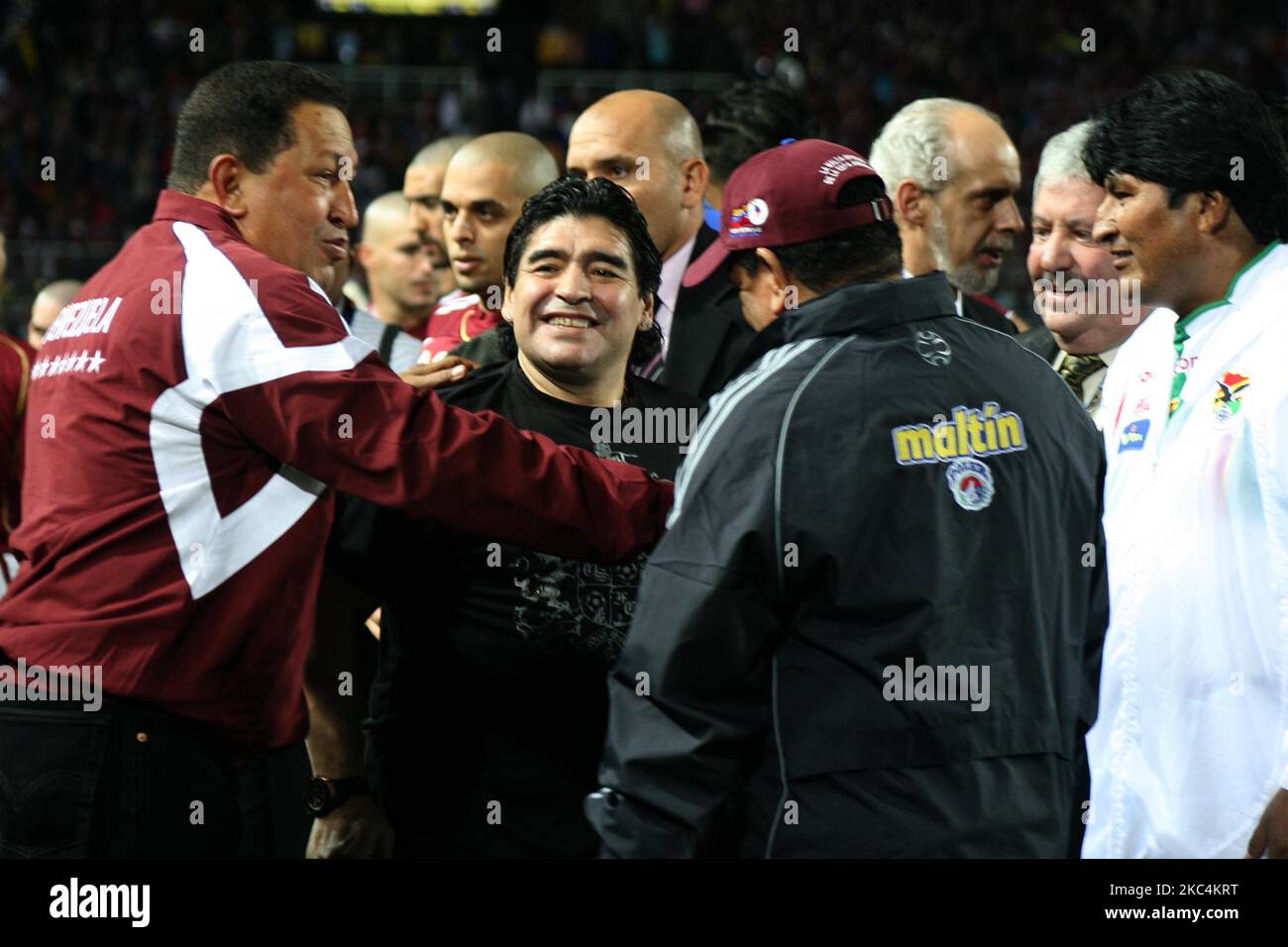 Diego Armando Maradona (C) apparaît avec le président vénézuélien Hugo Chavez (R) et son homologue bolivien Evo Morales (L) lors de l'inauguration de l'Amérique copa du football, à San Cristobal, Venezuela, 26 juin 2007. Diego Armando Maradona, considéré comme l'un des meilleurs footballeurs de l'histoire, est mort ce mercredi à son domicile en Argentine à l'âge de 60 ans, a annoncé son agent et ami Maria Morla. (Photo par Jorge Mantilla/NurPhoto) Banque D'Images