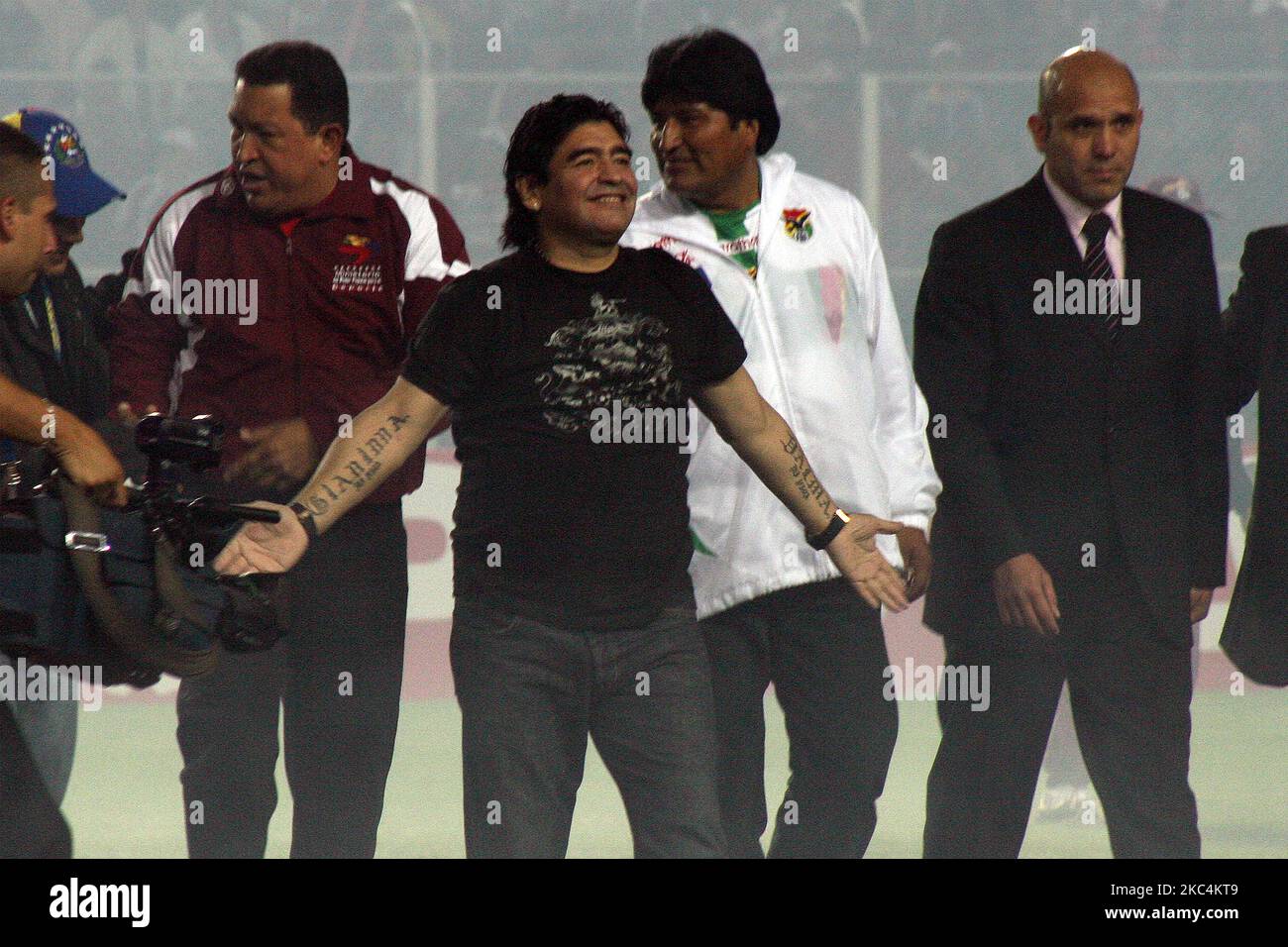 Diego Armando Maradona (C) apparaît avec le président vénézuélien Hugo Chavez (R) et son homologue bolivien Evo Morales (L) lors de l'inauguration de l'Amérique copa du football, à San Cristobal, Venezuela, 26 juin 2007. Diego Armando Maradona, considéré comme l'un des meilleurs footballeurs de l'histoire, est mort ce mercredi à son domicile en Argentine à l'âge de 60 ans, a annoncé son agent et ami Maria Morla. (Photo par Jorge Mantilla/NurPhoto) Banque D'Images