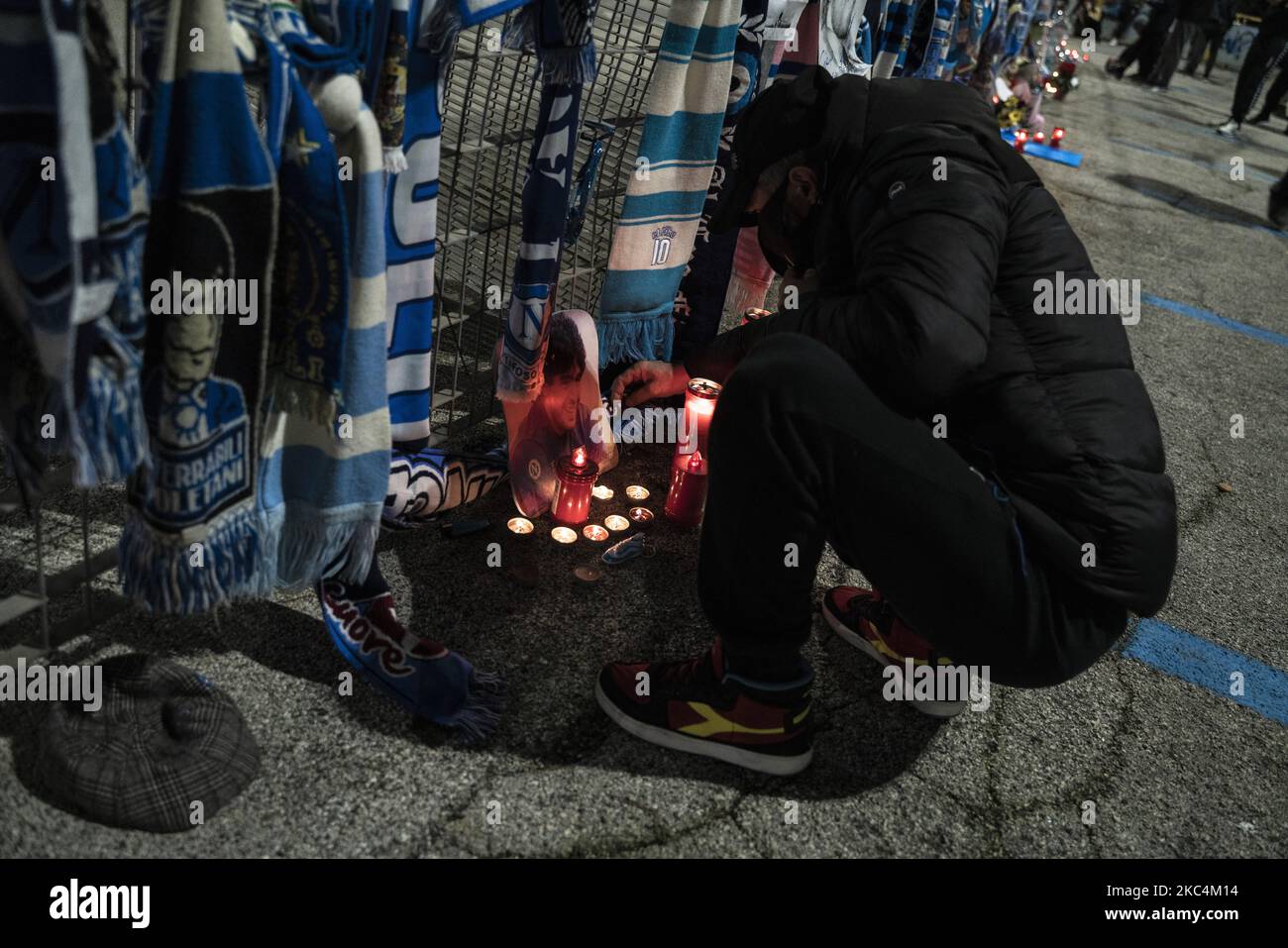 Les fans napolitains rendent hommage à l'extérieur du stade 'San Paolo' où, en 1987, Maradona a joué et dirigé l'équipe locale pour remporter la ligue nationale, à Naples, en Italie, en 25 novembre 2020. Diego Armando Maradona, légende du football argentin, est décédé d'une crise cardiaque à l'âge de 60 ans. (Photo de Fabio Burrelli/NurPhoto) Banque D'Images