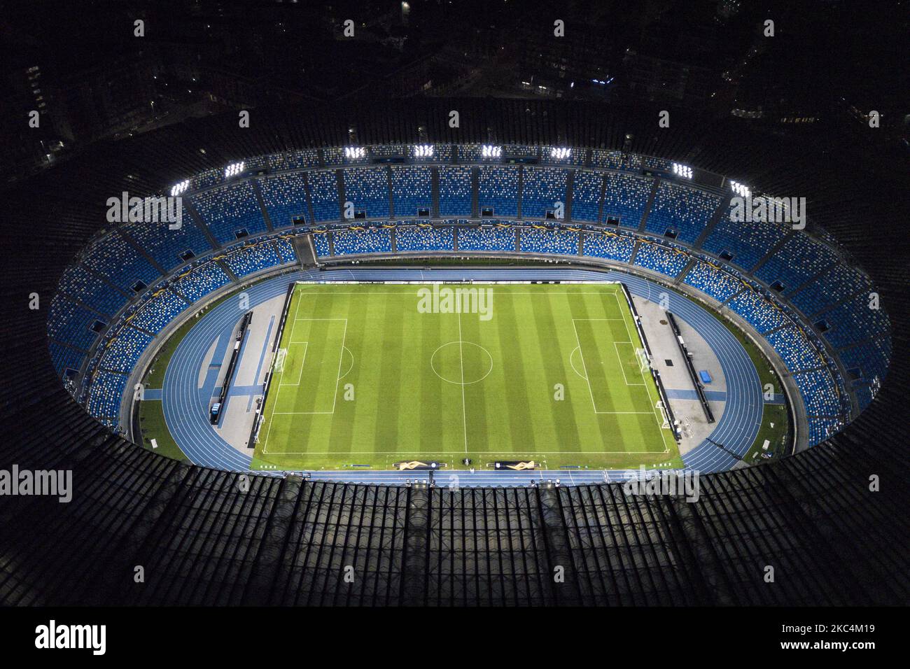 Le stade 'San Paolo' de Naples est illuminé pour Maradona comme un signe d'hommage à Diego, le grand champion qui dirige l'équipe de football de Naples deux titres de ligue et a porté le football à ses plus hauts sommets. (Photo de Fabio Burrelli/NurPhoto) Banque D'Images