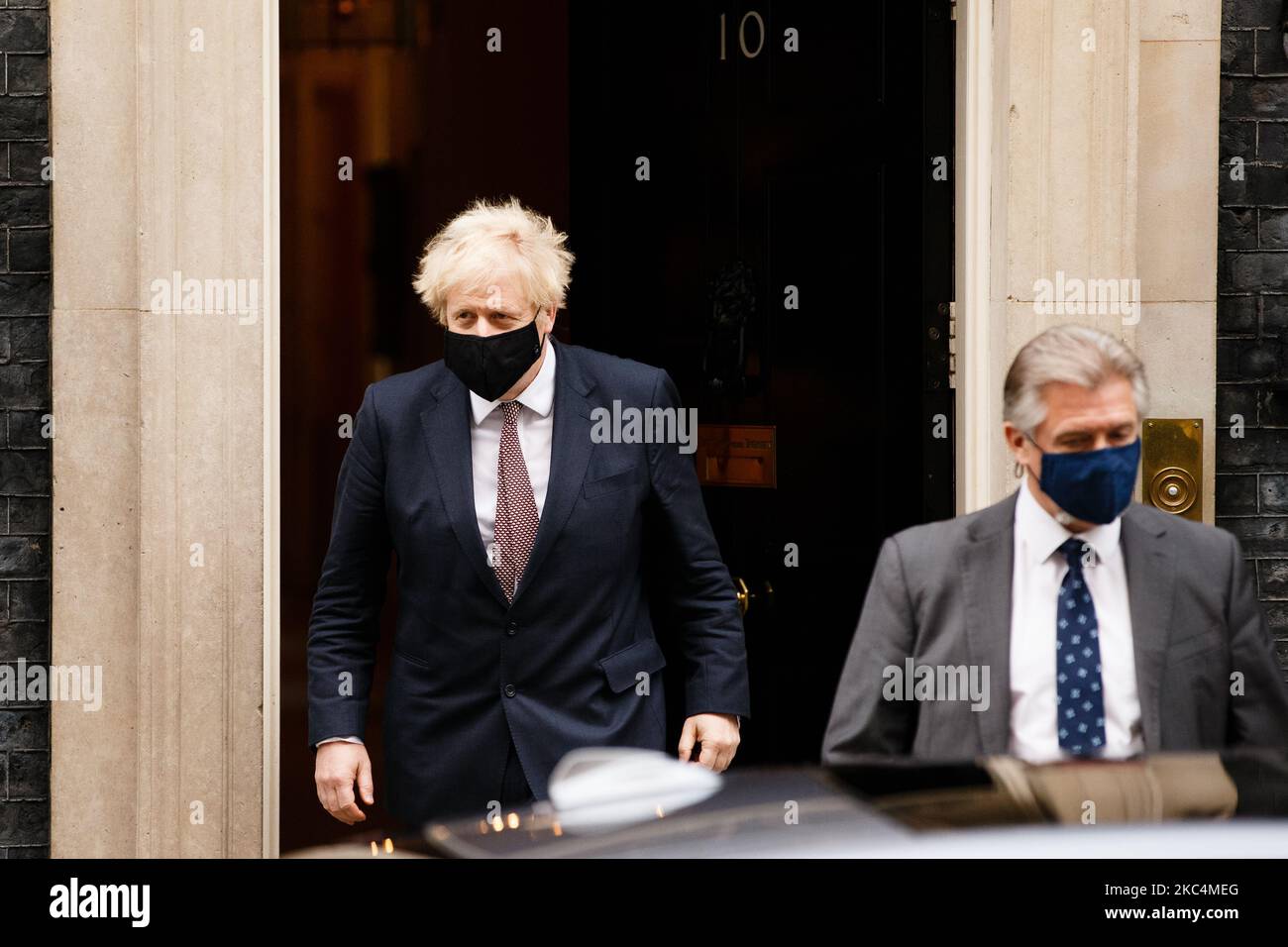 Le Premier ministre britannique Boris Johnson, chef du Parti conservateur et député d'Uxbridge et de South Ruislip, porte un masque facial laissant le 10 Downing Street à Londres, en Angleterre, sur 26 novembre 2020. Johnson s'est auto-isolé depuis deux semaines après avoir été informé par le programme « suivi et suivi » du Service national de santé d'une fonction de Downing Street auprès d'un député du Parti conservateur qui s'est révélé plus tard positif pour le coronavirus. Le gouvernement annonce aujourd'hui entre-temps lequel des trois « niveaux » de restrictions Covid-19 s'appliquera aux autorités locales de toute l'Angleterre à l'en Banque D'Images