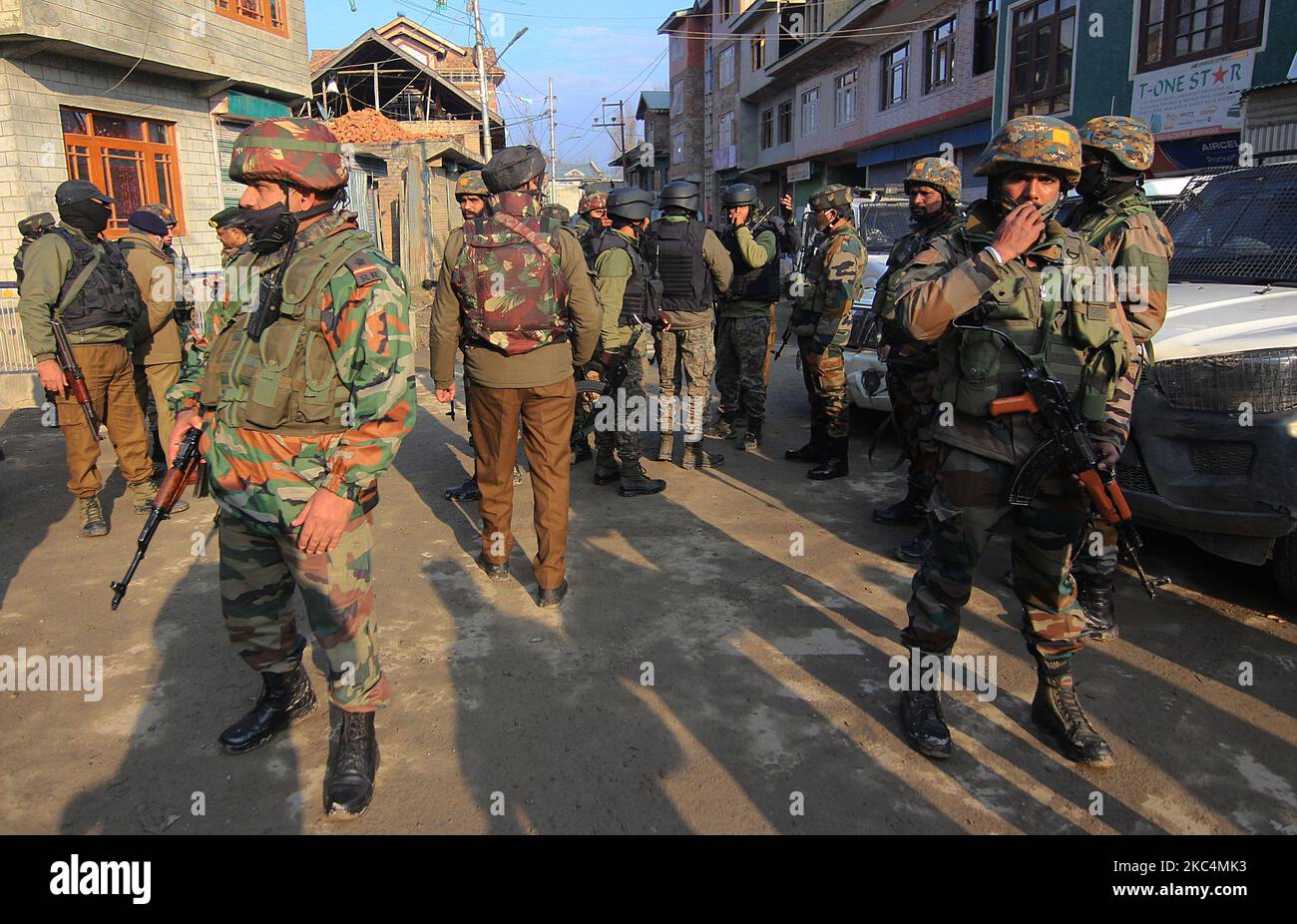 Des soldats de l'armée indienne effectuent une opération de recherche près du site d'attaque dans la région du HMT de Srinagar, Cachemire, sur 26 novembre,2020.l'inspecteur général de la police du Cachemire, Vijay Kumar, a déclaré que trois militants ont mené l'attaque contre des soldats de l'armée à HMT Srinagar, qui a fait deux killiages militaires. (Photo par Faisal Khan/NurPhoto) Banque D'Images