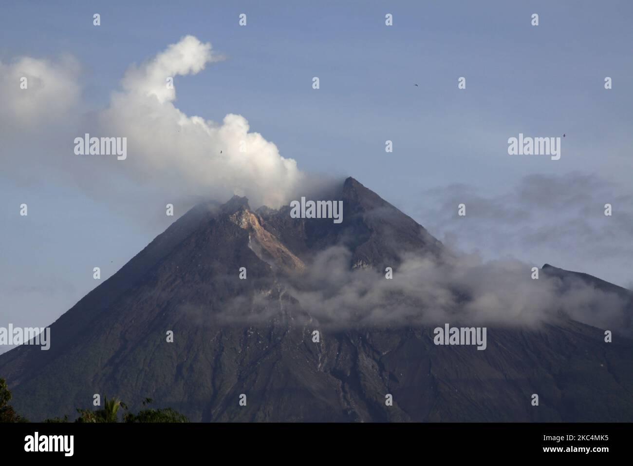 Solfatara fumée craque le sommet du volcan merapi vu de Yogyakarta, sur 26 novembre 2020. L'activité du volcan merapi continue d'augmenter depuis que l'Agence géologique indonésienne a élevé son statut d'alerte au niveau III sur 5 novembre. (Photo par Aditya Irawan/NurPhoto) Banque D'Images