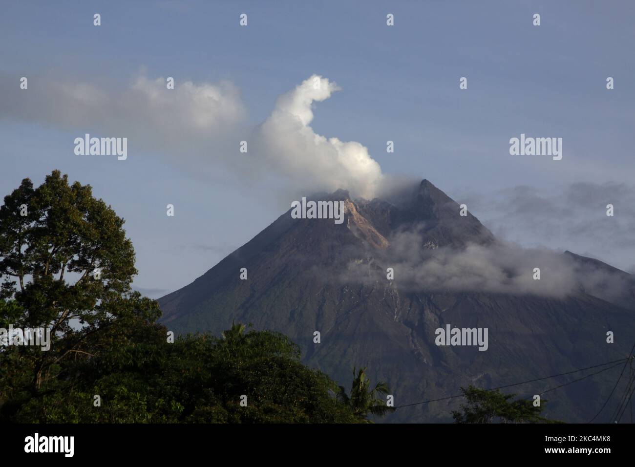 Solfatara fumée craque le sommet du volcan merapi vu de Yogyakarta, sur 26 novembre 2020. L'activité du volcan merapi continue d'augmenter depuis que l'Agence géologique indonésienne a élevé son statut d'alerte au niveau III sur 5 novembre. (Photo par Aditya Irawan/NurPhoto) Banque D'Images