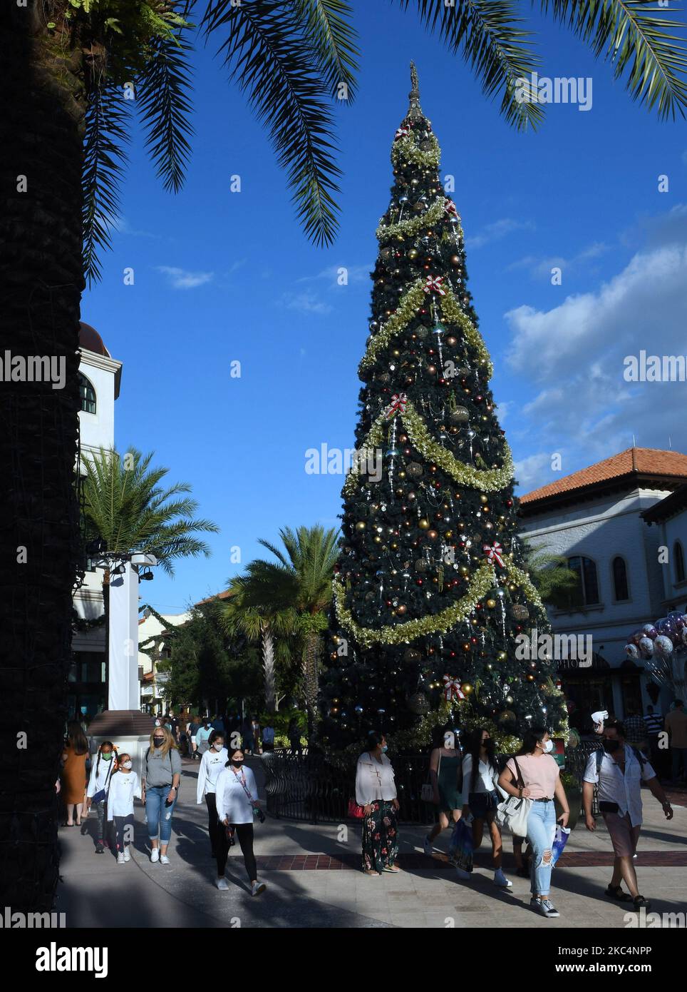 Les visiteurs de Disney Springs sont vus le jour de Thanksgiving, 26 novembre 2020, à Walt Disney World à Lake Buena Vista, Floride. Disney prévoit de licencier environ 32 000 employés, principalement dans ses parcs thématiques où la fréquentation a diminué en raison de la pandémie du coronavirus. (Photo de Paul Hennessy/NurPhoto) Banque D'Images