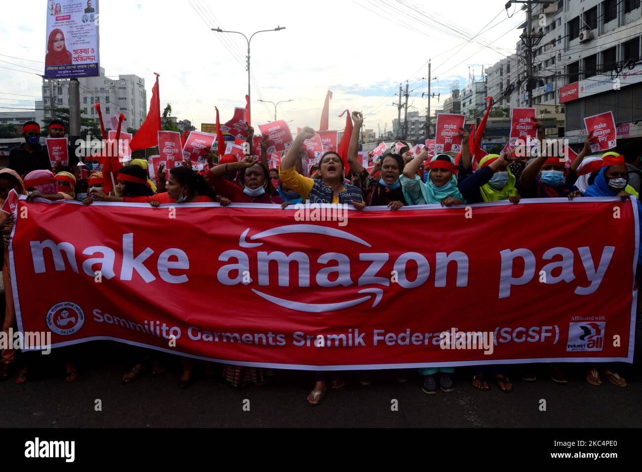 Les activistes de la Fédération Sammilito Garments Sramik (Fédération des travailleurs de l'habillement combinés) ont protesté contre le premier détaillant numérique mondial Amazon.com exigeant des salaires équitables et des droits syndicaux pour tous les employés de la chaîne d'approvisionnement amazonienne à Dhaka, au Bangladesh, sur 27 novembre 2020 (photo de Mamunur Rashid/NurPhoto) Banque D'Images