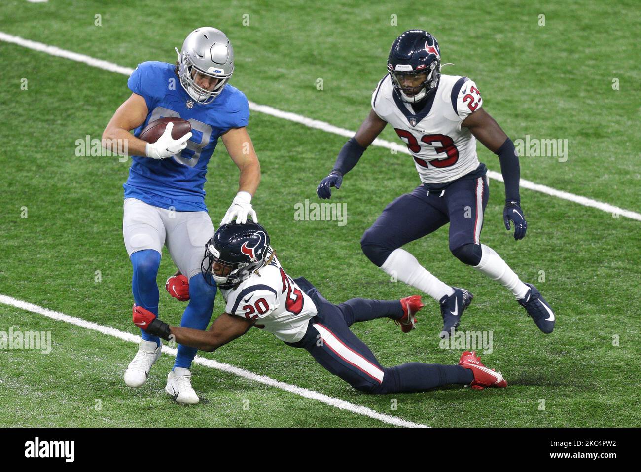 Detroit Lions Tight End T.J. Hockenson (88) est attaqué par Houston Texans forte sécurité Justin Reid (20) lors de la première moitié d'un match de football de la NFL à Detroit, Michigan, États-Unis, jeudi, 26 novembre 2020. (Photo de Jorge Lemus/NurPhoto) Banque D'Images Detroit Lions Tight End T.J. Hockenson (88) est attaqué par Houston Texans forte sécurité Justin Reid (20) lors de la première moitié d'un match de football de la NFL à Detroit, Michigan, États-Unis, jeudi, 26 novembre 2020. (Photo de Jorge Lemus/NurPhoto) Banque D'Images