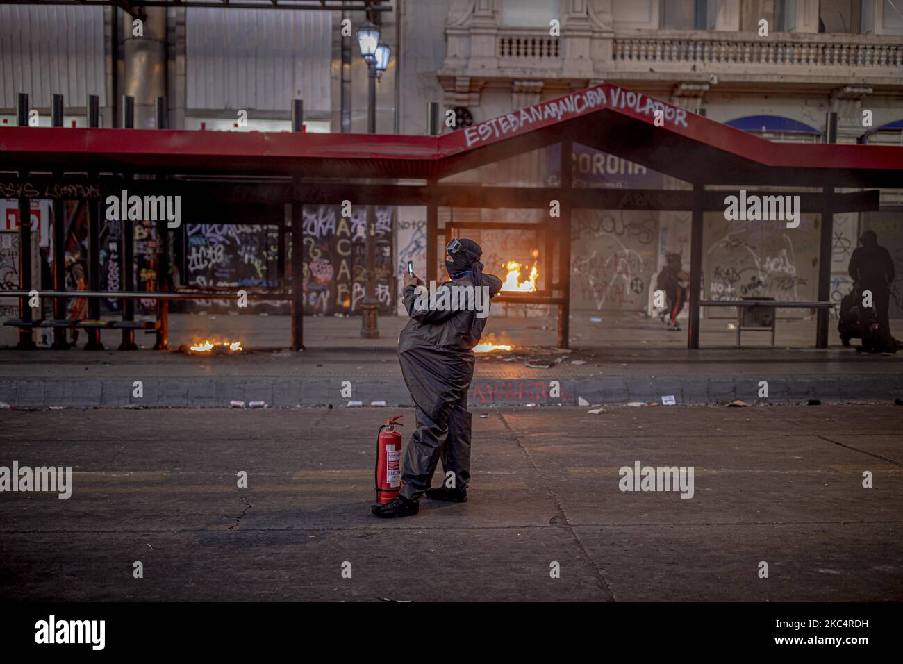 Les gens prennent part à une manifestation contre le président du Chili, Sebastian Pinera, et contre la crise politique et sociale à Santiago, au Chili, sur 27 novembre 2020. (Photo de Felipe Vargas Figueroa/NurPhoto) Banque D'Images