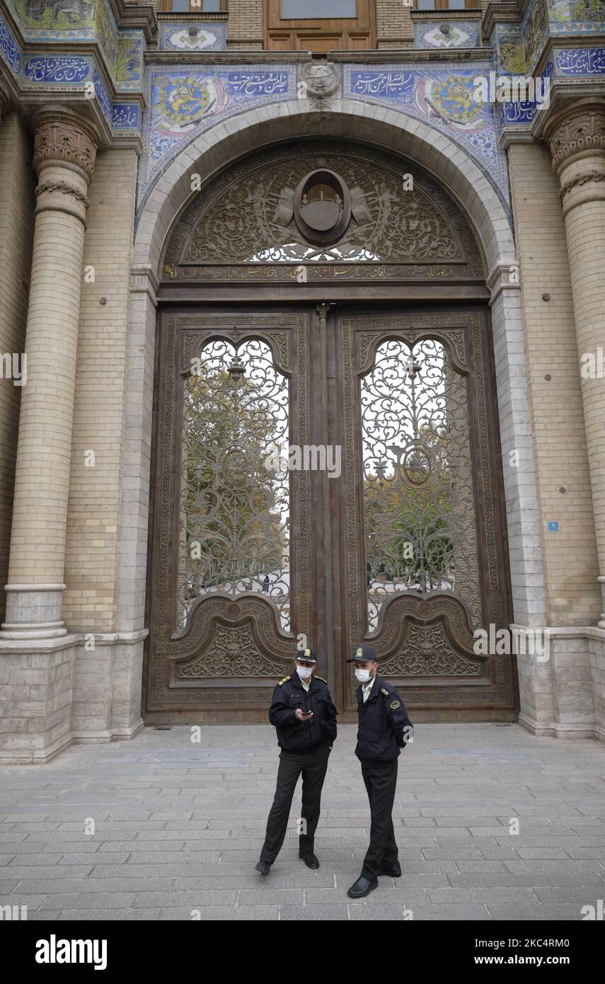 Deux policiers iraniens surveillent une zone en se tenant devant une entrée du bâtiment du ministère des Affaires étrangères dans le sud de Téhéran, avant une réunion de protestation contre l’assassinat du scientifique nucléaire iranien Top et d’un membre du corps des Gardiens de la révolution islamique (IRGC), Mohsen Fakhrizadeh Mahabadi, Sur 28 novembre 2020. MORTEZA NIKOUBAZL/NurPhoto (photo de Morteza Nikoubazl/NurPhoto) Banque D'Images